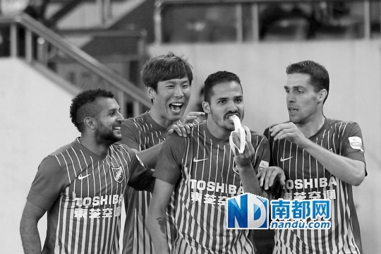 为吃这根香蕉已经等了很久|阿尔维斯|球迷