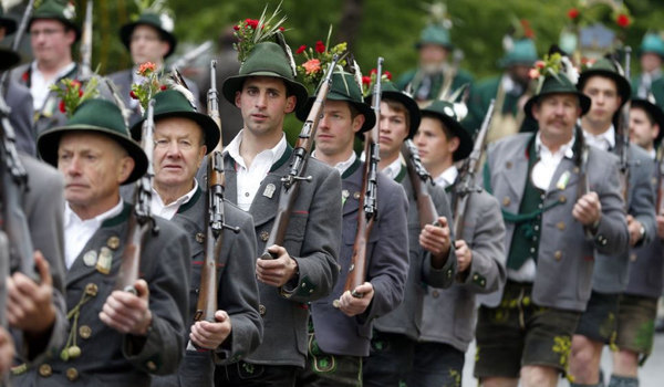 德国小城举办宗教节日庆祝活动 47支队伍展现