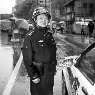 (▲5月4日下午，长沙市坡子街派出所民警在解放西路持枪巡逻。记者 唐俊 摄)