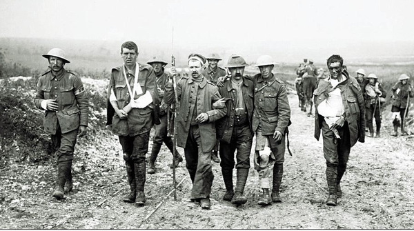 1916年7月19日,在索姆河战斗中,受伤士兵退出战场