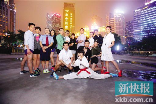 ■白领们穿上职业装跑步,寓意在职业之外找到自我。