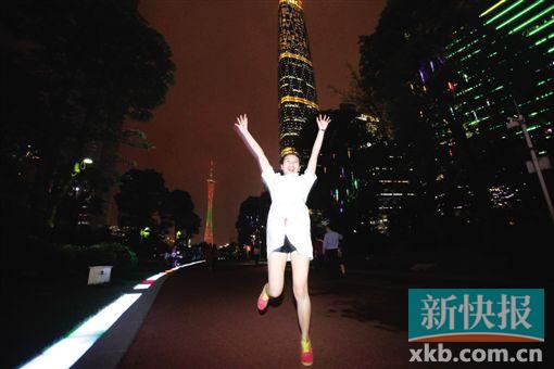 ■身穿白色护士袍的女跑友很抢眼。