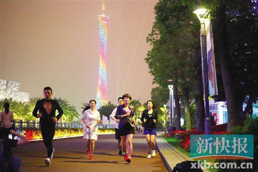 ■白领穿西装慢跑,十分有个性。