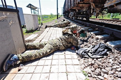 美国 战略轰炸机/6日，乌克兰斯拉维扬斯克，反政府武装人员在铁轨附近戒备。...