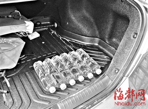 许多人习惯在车内放矿泉水