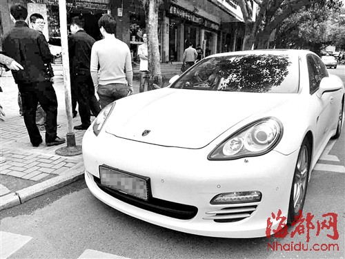 婚车半路出车祸 先接亲后处理|车头|斑马线