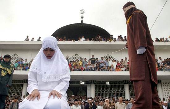 印尼25岁寡妇与已婚男子发生婚外情，遭轮奸后反被判鞭刑。