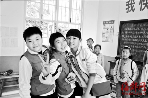 (左一)捐书下乡陈之遥(中)、刘岚煜