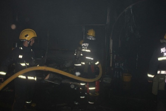 消防人员在扑灭余火