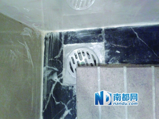 地漏被瓷砖遮住了四分之一。