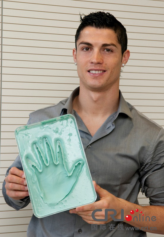 C罗世界杯前夕拍写真 容光焕发开心耍酷对比赛