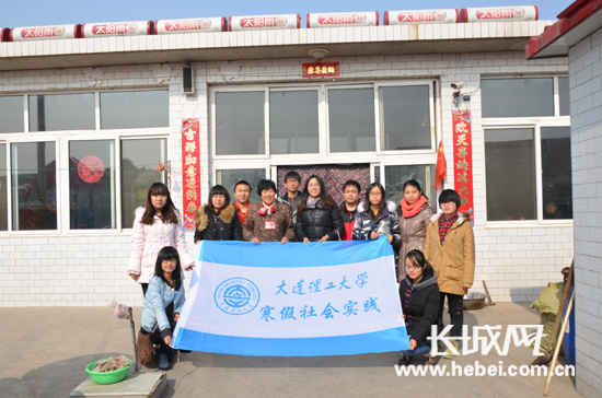 大连理工大学寒假社会实践团与高淑珍合影   冯雅辉 摄