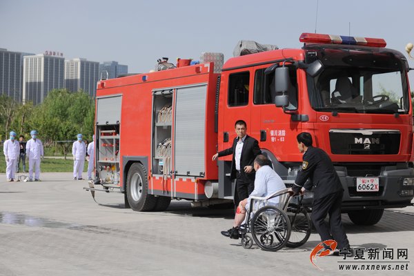 低层病人有序撤退。