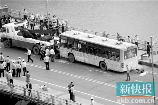 ■昨日公交车燃烧现场。新华社发