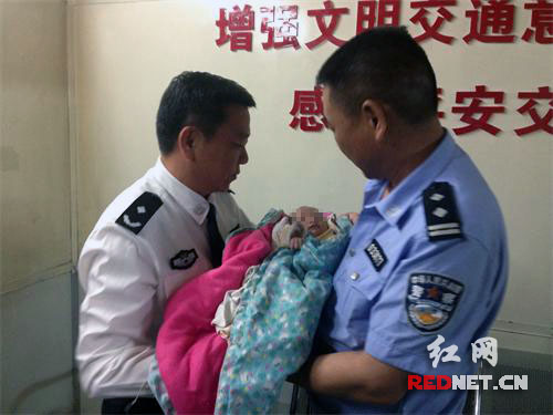 (将小宝宝移交给当地公安机关)