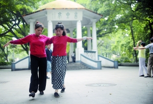 ▲昨日在人民公园，中午时分出现了久违的阳光，几名年长的舞蹈爱好者在广场上跳起舞来。　　信息时报记者　　徐敏 摄