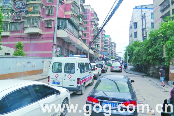 没有划停车线,200多米路停了50多辆车黄山冲