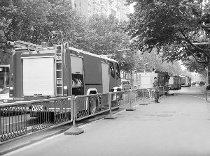 　　消防车开不进小区网络图片