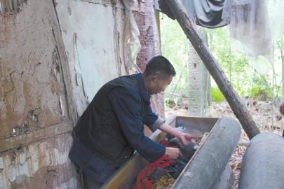 死者父亲唐书全开棺检查女儿遗体。