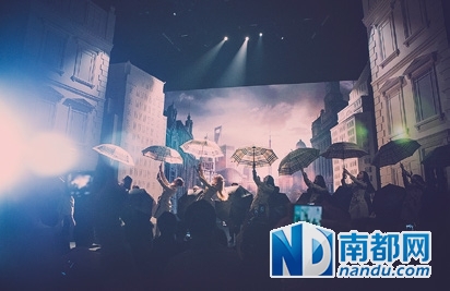 雨和雨伞，Burberry的重要元素。