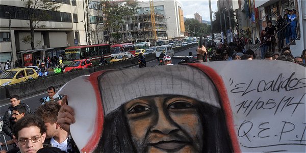 大学生们手持流浪汉画像上街游行(网页截图)