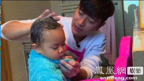 娱乐 贾乃亮给甜心洗头 信息时报讯 浙江卫视亲子真人秀节目《爸爸