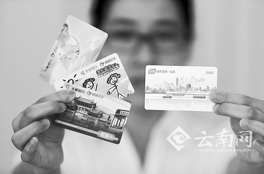 城市一卡通（右）将取代左边3种公交卡 记者 翟剑 摄
