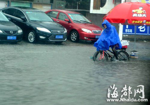18日,福州八一七路积水较深,骑车市民不慎摔倒。(图片来源:海峡都市报)
