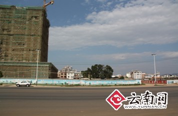 弥勒市二环南路施工过程中建起的围墙（弥勒市新闻办供图）