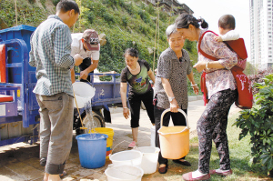 居民在供水点取水 记者 贾丹