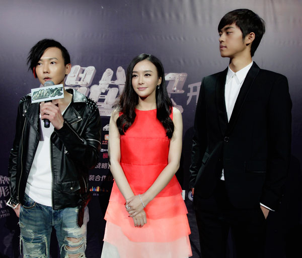 著名影星秦岚与主演黄义达（左）、王耀庆（右）在发布会现场