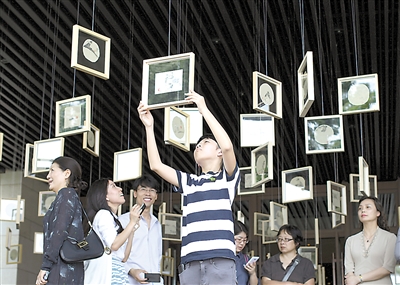 范学宜诗画展北滨二路展出夜宴片尾曲就是她写的