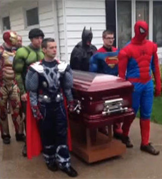 “超级英雄”们在葬礼上送了丹顿最后一程。