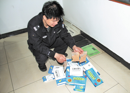 　　警方收缴的这些药成本不到百元，却被团伙卖到几千元的高价。 颜家文 摄