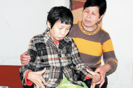 照顾素昧平生截肢女23年|小学|老人_凤凰资讯