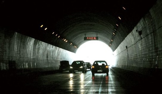 普吉隧道双向通行,该路段近年来事故频发。 段玉良 摄