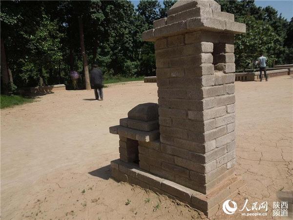 每孔窑洞都和地面有一个通气孔。张龙 摄