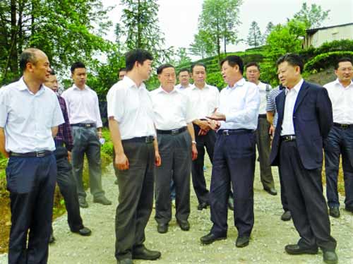 王富玉率省政协班子赴晴隆调研