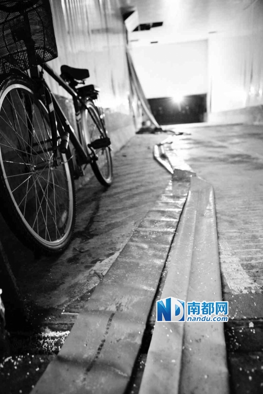 用来排水的管子仍然没有收走。