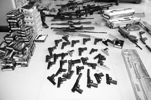 成功破获一起非法持有枪支案,查获m4,ak47,m1911等仿真枪100余支