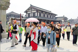 华美商厦组织免费旅游感恩消费者|游客|景区