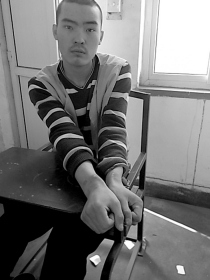 律师会见李晓岭时拍下的照片。李晓岭控诉遭刑讯逼供，手腕受伤。