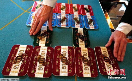 　　一位工作人员正在整理价值20万欧元的筹码。