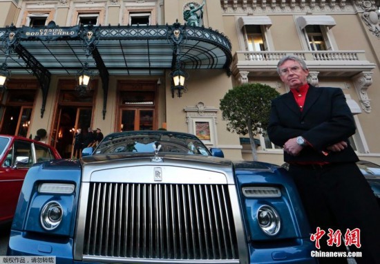 　　泊车员哈格斯特伦在一辆豪华的劳斯莱斯汽车旁。