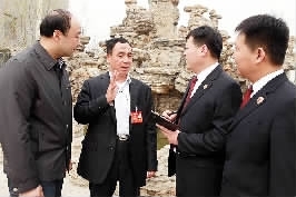 宋福如(左二)向永年县检察院干警建言献策