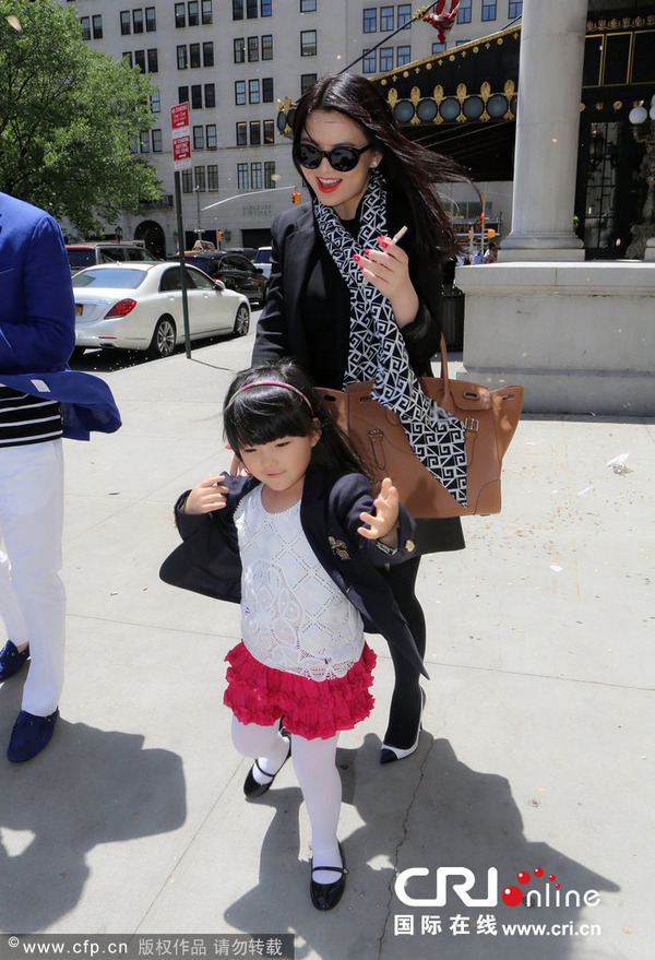 Angela纽约游中央公园 李湘红唇获女儿贴心理