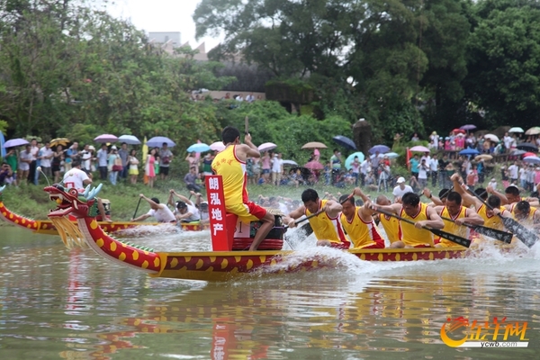 挥浆击水，龙舟竞渡。