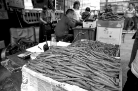 长沙马王堆蔬菜批发市场,据市场管理方介绍,五月下旬开始,这里每天辣椒的交易量近2000吨。