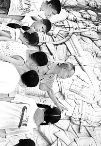 　　余新元给学生讲战争岁月