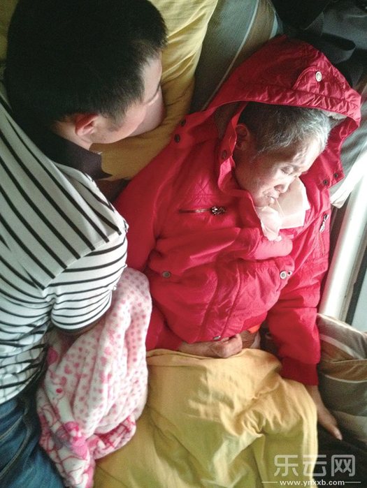 杨九悉心照顾母亲的画面犹在，此情却已成追忆。